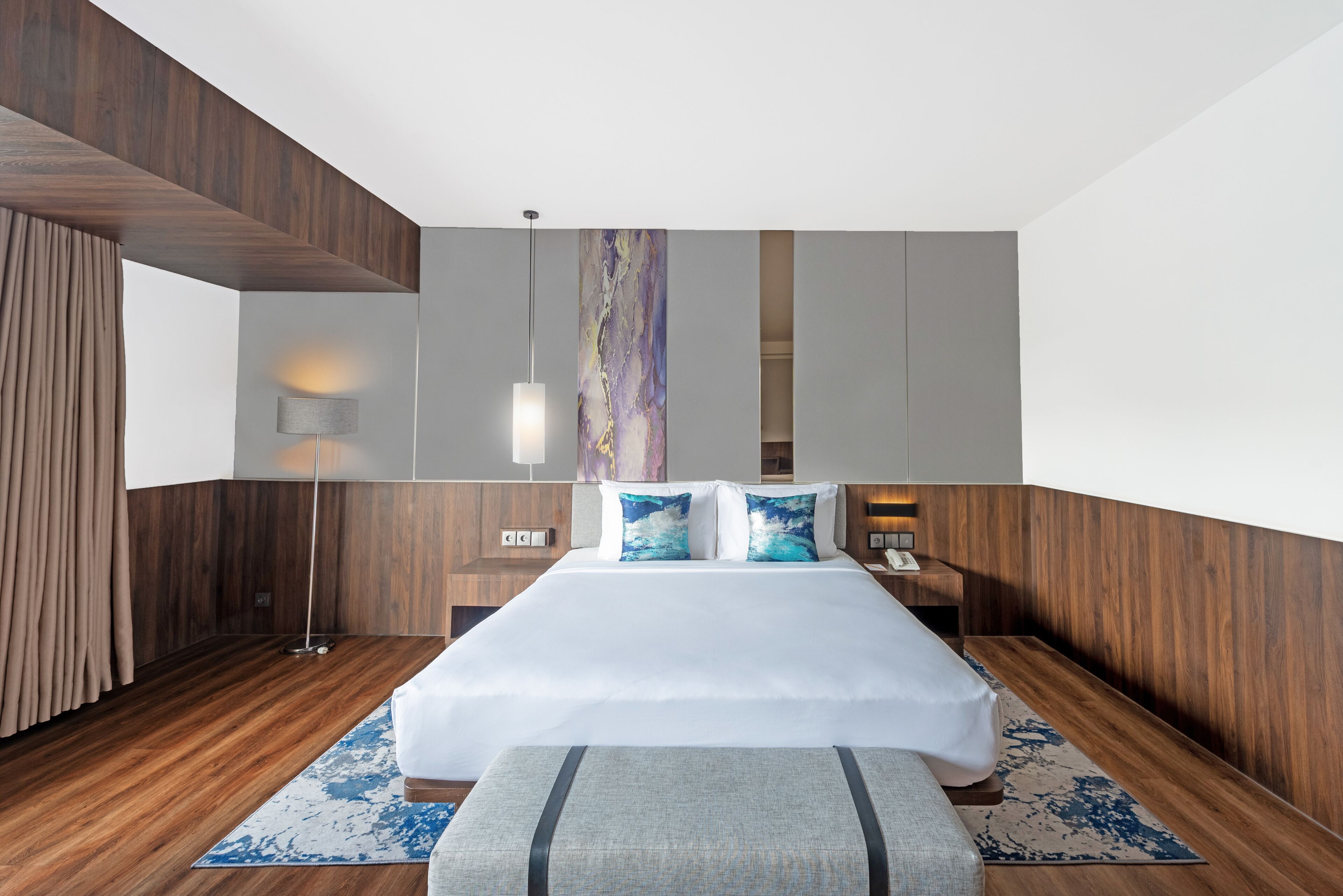 deluxe suite | 1 bedroom, in-room safe, desk, free cots/infant beds