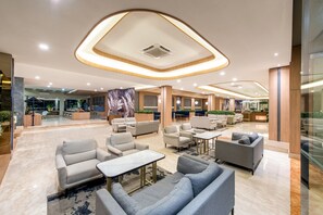 Lobby sitting area - Oakwood Hotel & Apartments Taman Mini Jakarta (Jakarta)