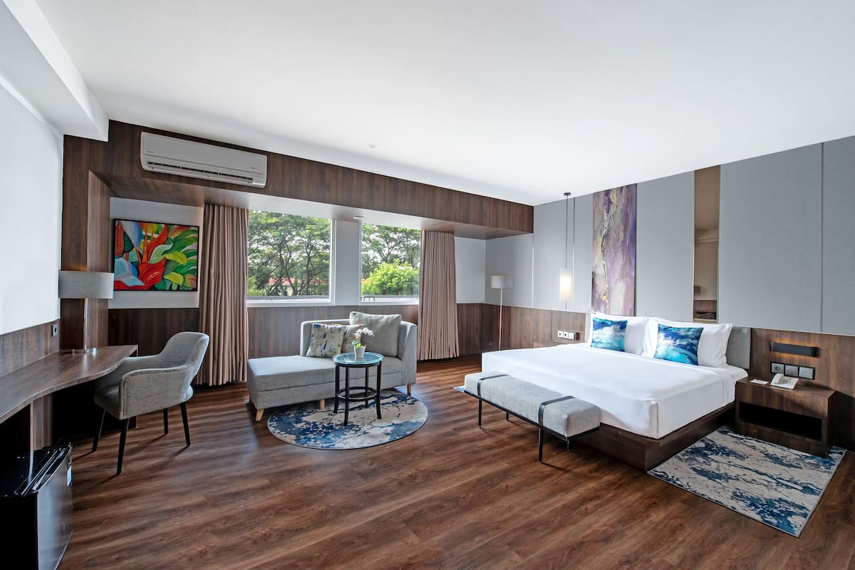 deluxe suite | 1 bedroom, in-room safe, desk, free cots/infant beds