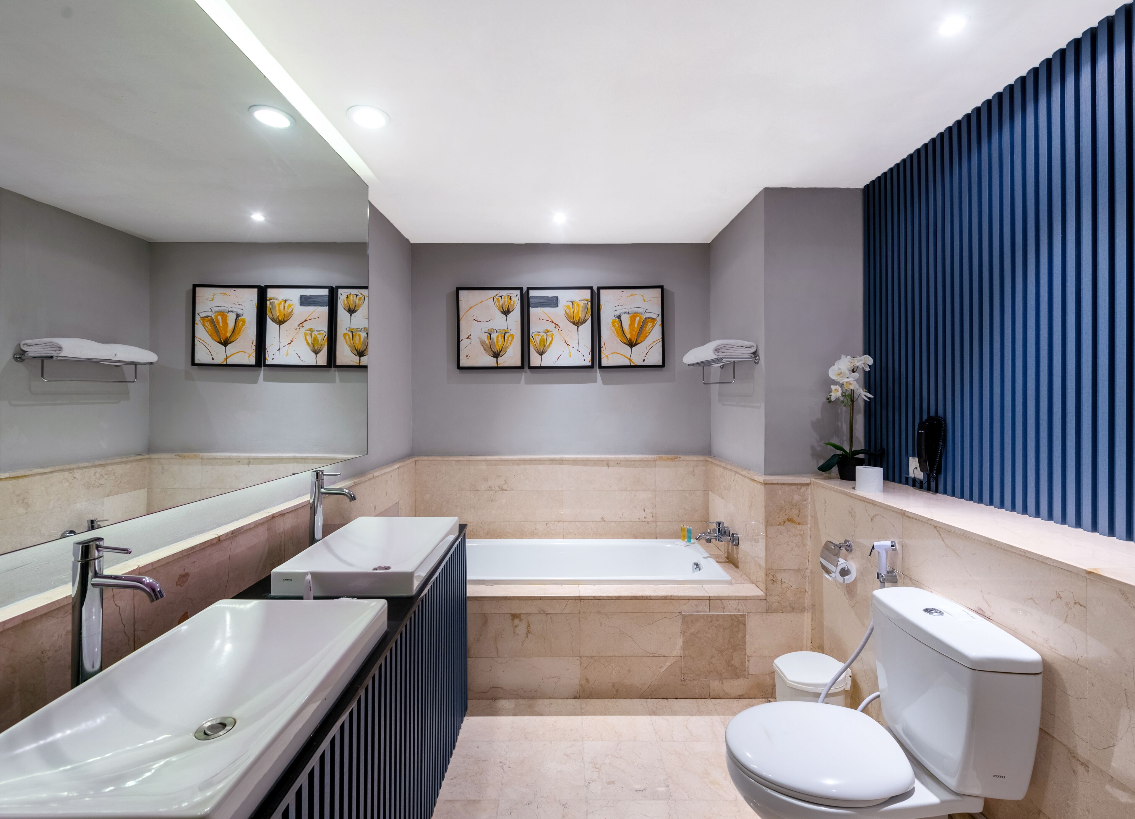 deluxe suite | bathroom | free toiletries, bathrobes, slippers, towels