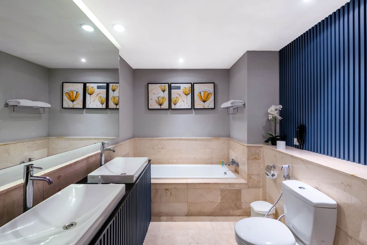 deluxe suite | bathroom | free toiletries, bathrobes, slippers, towels