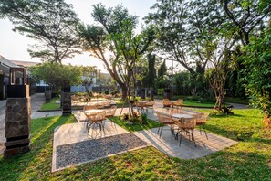 Breakfast, lunch and dinner served - Oakwood Hotel & Apartments Taman Mini Jakarta (Jakarta)