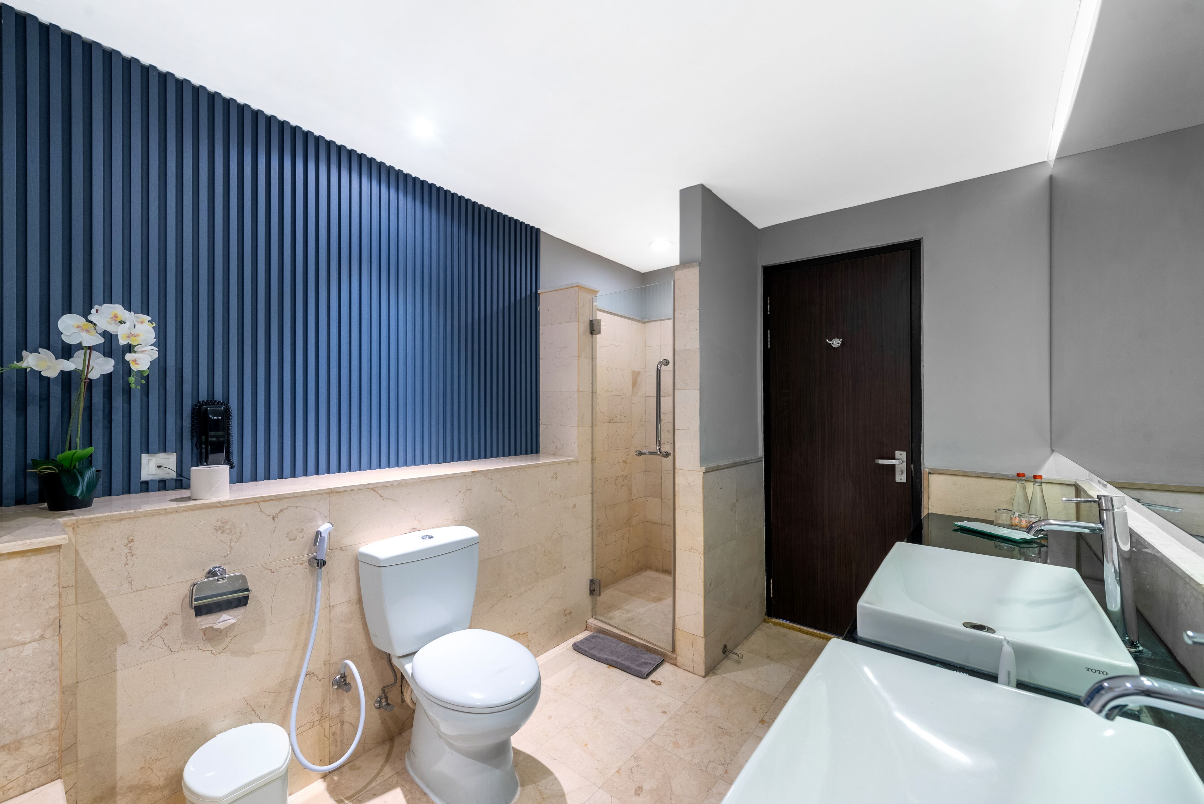 deluxe suite | bathroom | free toiletries, bathrobes, slippers, towels