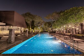 Outdoor pool - Oakwood Hotel & Apartments Taman Mini Jakarta (Jakarta)
