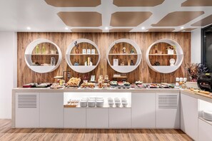 Petit déjeuner buffet servi tous les jours en supplément