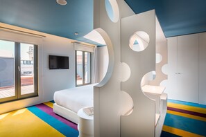 Frigobar, cofres nos quartos, escrivaninha, quartos à prova de som