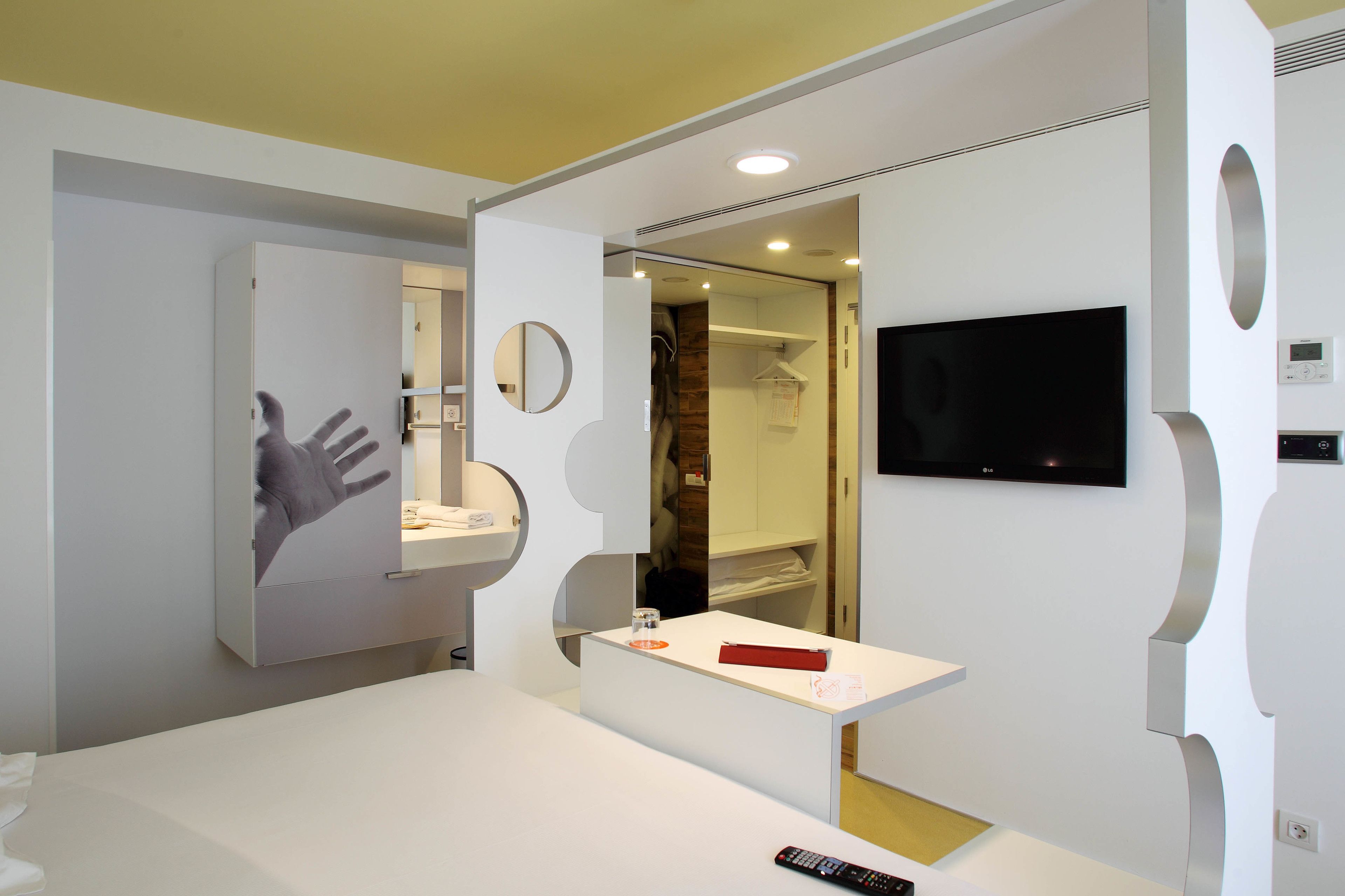 deluxe room | minibar, in-room safe, desk, soundproofing
