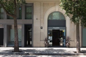 Property entrance - Room Mate Pau, Barcelona (Barcelona)