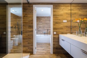Suite (Atico Suite with Jacuzzi) | Baño | Regadera tipo lluvia y amenidades de baño ecológicas 