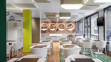 Petit déjeuner buffet (14.95 EUR par personne)