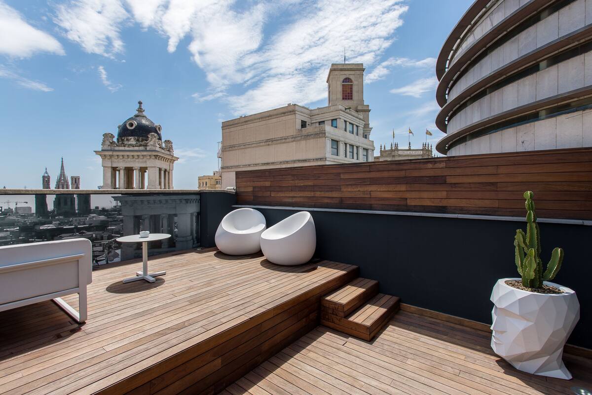 Minibar, caja de seguridad en la habitación y escritorio 