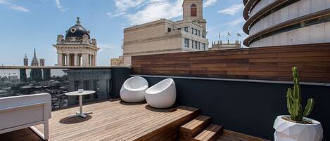 迷你吧、客房內保險箱、書桌、隔音