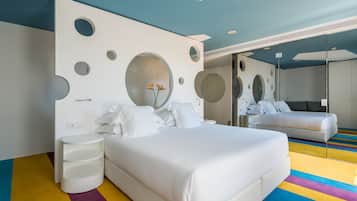 Un dormitorio moderno con una cama grande, una mesita de noche y un espejo.