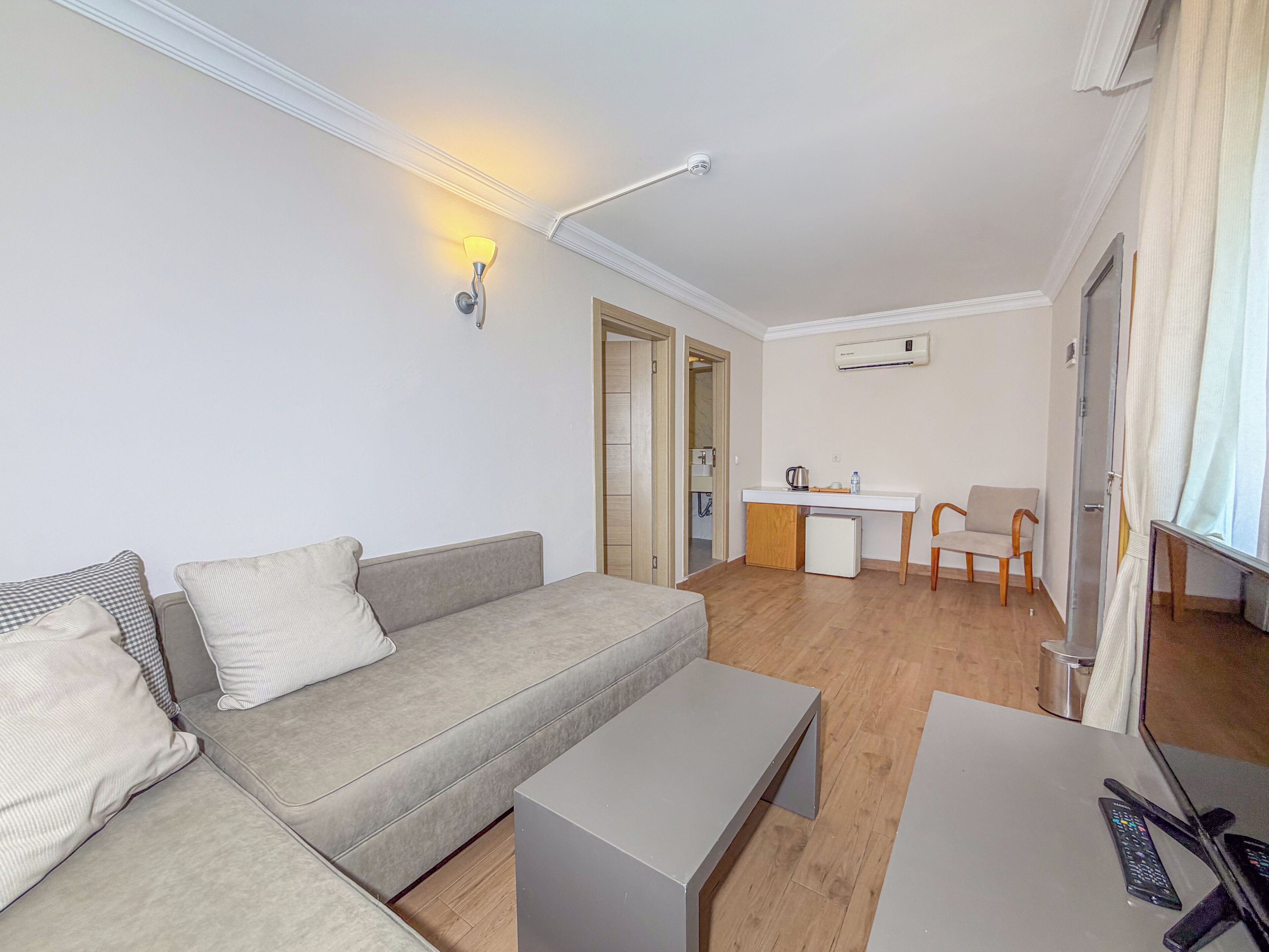 Economy Suite, 1 Double or 2 Twin Beds | 1 bedroom, Egyptian cotton sheets, premium bedding, in-room safe