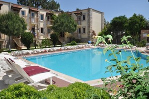 Piscina stagionale all'aperto, ombrelloni da piscina, lettini