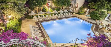 Außenpool (je nach Saison geöffnet), Sonnenschirme, Liegestühle