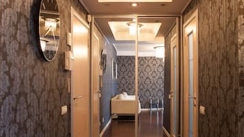Appartement supérieur (One Bedroom, Chervonoarmiiska Street) | Vestibule