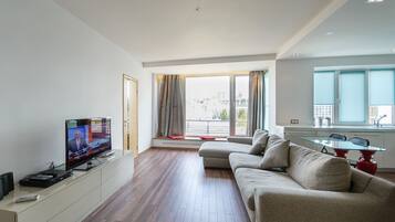 Apartemen, 2 kamar tidur, balkon | Area keluarga | TV