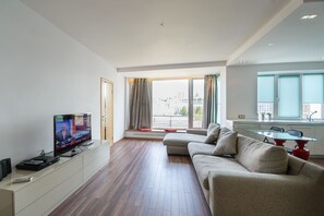 Departamento, 2 habitaciones, balcón | Área de sala de estar | Televisión 