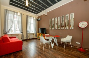 Apartamento superior (One Bedroom, Chervonoarmiiska Street) | Área de sala de estar | Televisión 