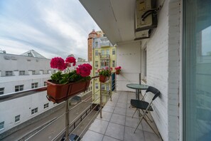 Family Apartment (Saksahans'koho Street) | Balcony - Partner Guest House Saksahans'koho (Kyiv)
