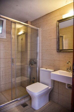 Standaard studio | Badkamer | Een haardroger, handdoeken, toiletpapier