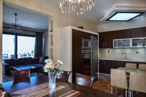 Private House with Sea View | Cocina privada | Refrigerador, parrilla de estufa, cafetera y tetera y tetera eléctrica