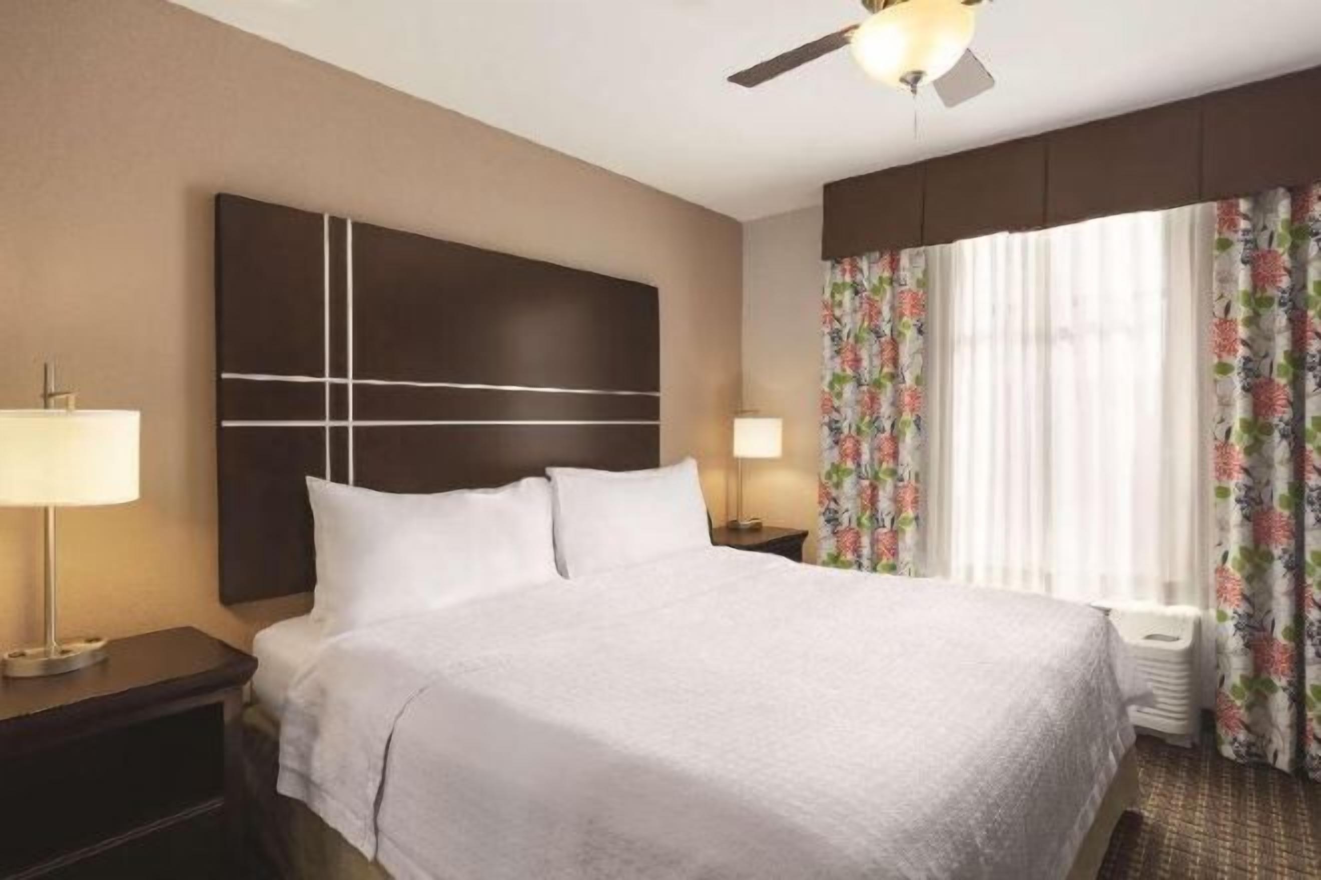 Safe på rommet, skrivebord, skrivebord for bærbar PC og lydisolert