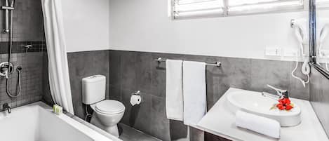 Un baño moderno con bañera, inodoro y lavamanos.