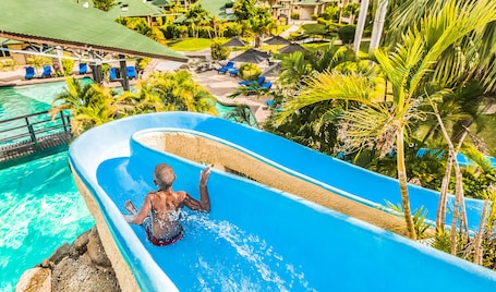 Una piscina al aire libre, sillones reclinables de piscina
