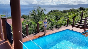 Une piscine avec vue sur la mer et les montagnes.