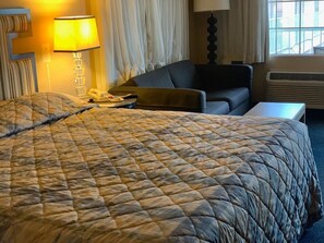 Chambre Standard, 1 trĂšs grand lit | Bureau, rideaux dâobscurcissement, fer et planche Ă repasser