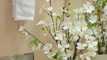 Vòi sen/bồn tắm kết hợp, đồ dùng nhà tắm miễn phí, khăn tắm