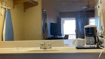 Combined shower/bathtub, free toiletries, towels