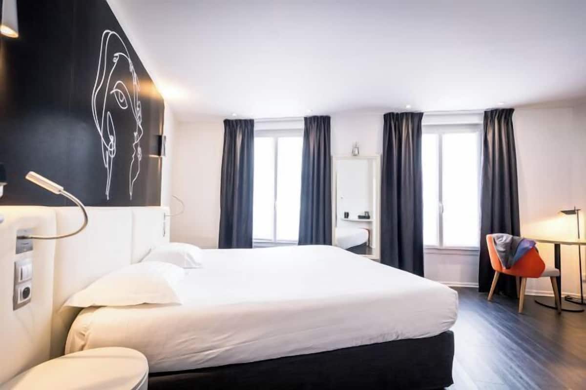 Hochwertige Bettwaren, Zimmersafe, individuell dekoriert, Schreibtisch