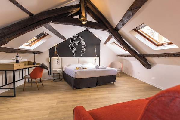 Habitación cuádruple | Ropa de cama de alta calidad, caja fuerte, decoración individual