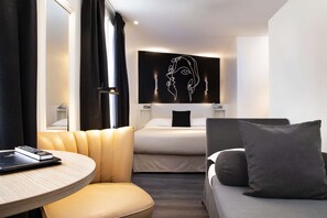 Ropa de cama de alta calidad y caja de seguridad en la habitación 