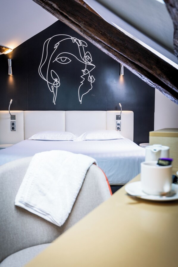 Superior kamer, uitzicht op stad | Luxe beddengoed, een kluis op de kamer, individueel gedecoreerd