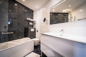 Triple Room | Bathroom | Hair dryer, towels - Hotel Montparnasse St Germain (Paris)