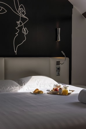 Chambre quadruple | Literie de qualité, coffre-fort, décor unique, bureau