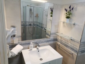 Classic-Zimmer | Badezimmer | Haartrockner, Bidet, Handtücher