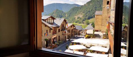 Standard-Dreibettzimmer | Schreibtisch, Verdunkelungsvorhänge, kostenloses WLAN, Bettwäsche