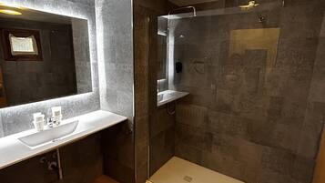 Duschwanne, Haartrockner, Bidet, Handtücher