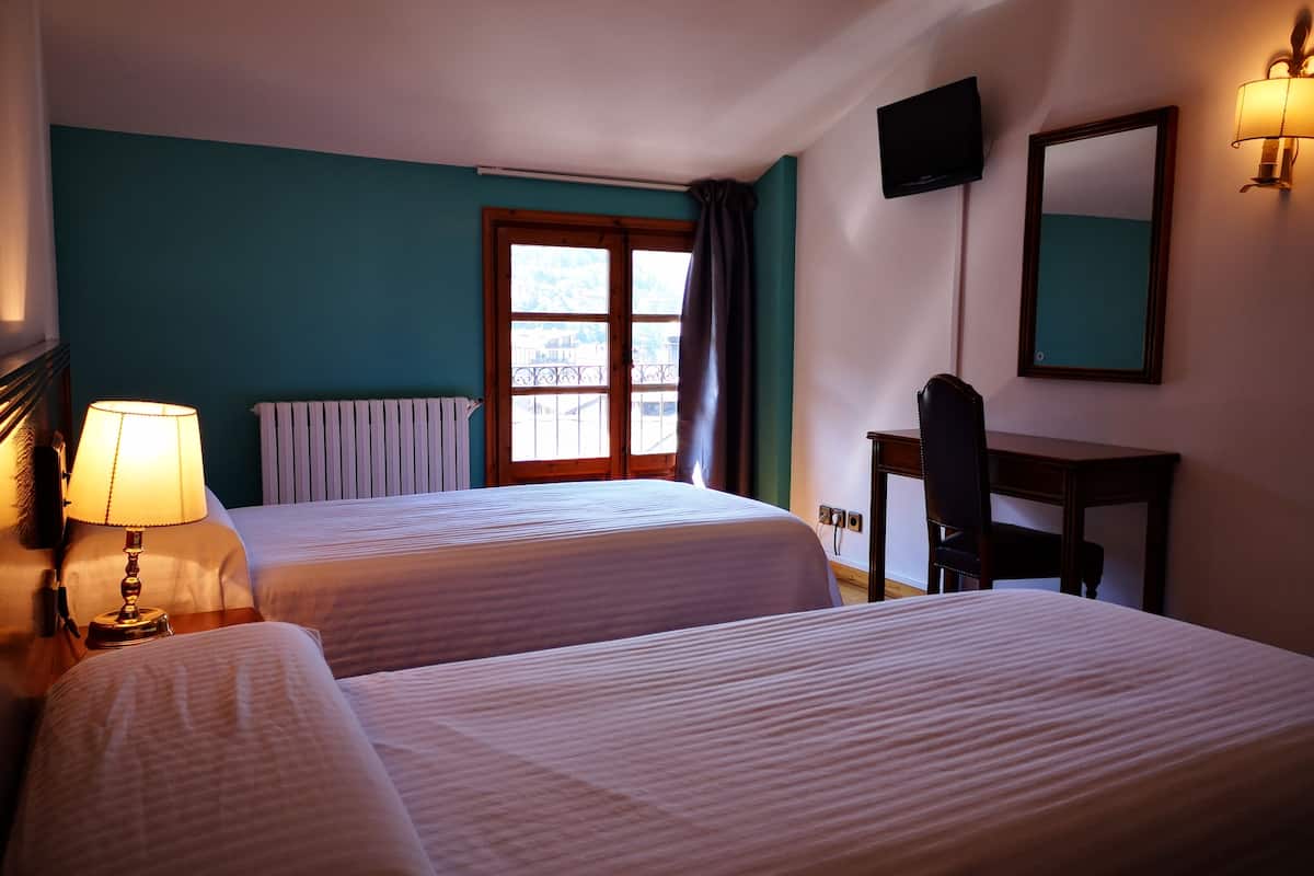 Standard Twin Room, Ensuite | Desk, blackout drapes, free WiFi, bed sheets