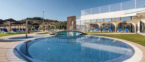 Una piscina al aire libre de temporada (de 09:00 a 19:30), sombrillas