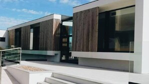 Un edificio moderno con tejado plano, ventanas amplias y diseño minimalista.