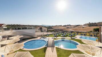 Piscine extérieure (ouverte en saison), parasols de plage