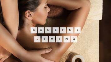 Een persoon ontvangt een massage, met de tekst 'SOULFUL LIVING'.