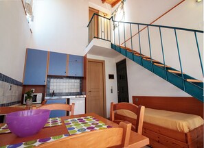 Apartamento superior, 2 habitaciones | Cocina privada | Frigorífico, microondas, cafetera o tetera y utensilios de cocina