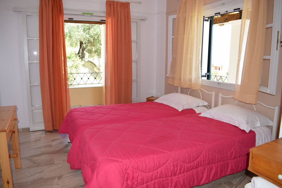 Studio, 2 Twin Beds | Free WiFi, bed sheets